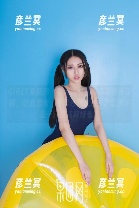 GIRLT果团网 - 在原图中，周妍希黑色穿搭，让我思考，穿黑色到底是为了显瘦还是…还是纯粹好看？
