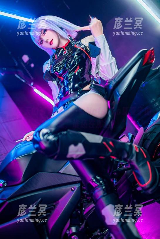 “夏天的资源——一卷Natsuko夏夏子的写真，瞧，谁还在那边？“