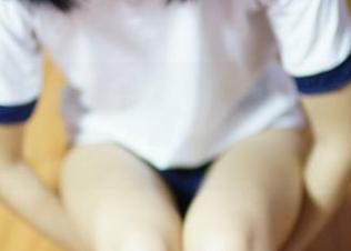 ROSI白色丝袜写真，如果灯光稍微柔和点，怎么整得更好呢？