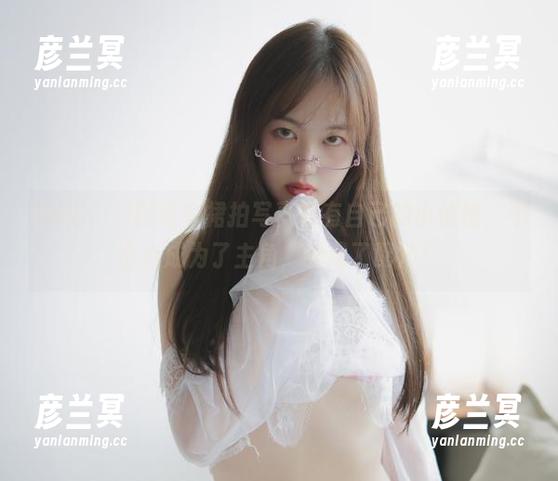 Sia(시아)的连衣裙拍写真时有自己的小情绪，不小心成为了主角，我成了配角！