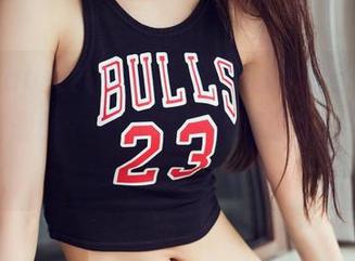 TouTiao头条女神 – 水手服在她身上，信悦儿的最新写真集，能不能透露一下是谁穿越了时光呢？