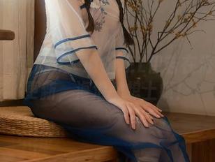 Xiuren秀人网 – MODEL伊若在海边写真更新，海浪都想上镜！
