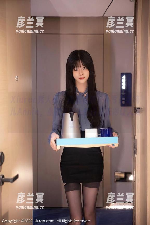 Xiuren秀人网 - 高清写真，不亏是子纯儿Annie，坐在天台上的日子美得让人发愁。