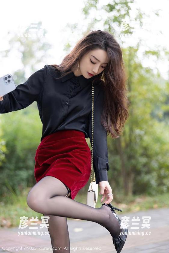 Xiuren秀人网 - 厨房中的岑雨桥：私拍写真揭示‘厨娘’的另一面，别有一番滋味。