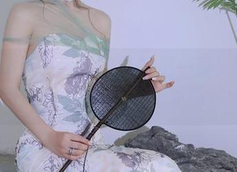 Xiuren秀人网 – 日常的另一面：林文文的私房写真，不小心瞥见的美好。