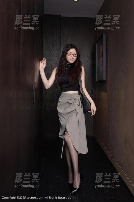 Xiuren秀人网 - 原图中的赵万灵，校服还是让人心生怀旧，嗯…是那个味儿！