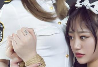 丽柜 – 短裙的诱惑！允儿的原图和图集，任哪个都让人忍不住多看几眼。