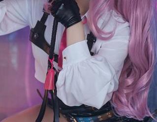 看，伊喵_Master的泳装写真里可是“水柔”与“热情”并存，图包附赠观众投票权，谁的眼神更抢镜？
