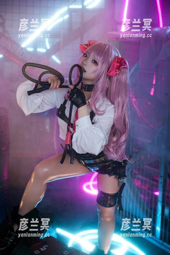 看，伊喵_Master的泳装写真里可是“水柔”与“热情”并存，图包附赠观众投票权，谁的眼神更抢镜？
