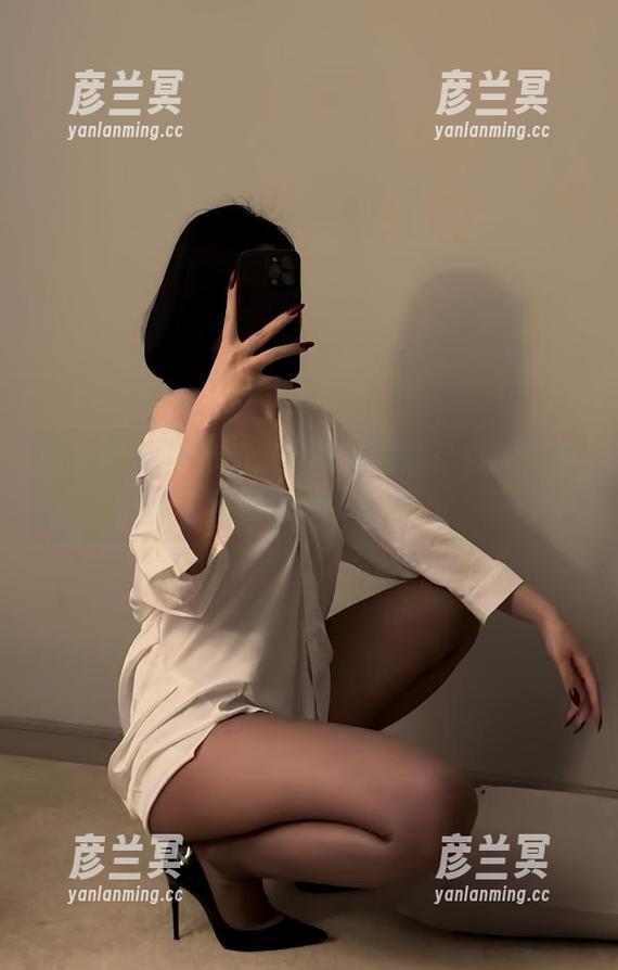 保守的二舅妈 微密圈 - 保守的二舅妈与蕾丝:在图库中轻盈舞动的色彩