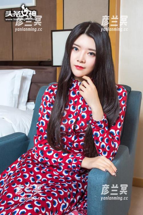 头条女神 - 看！果儿Victoria也在夏日美图中注明：请勿仿效，我是天才！