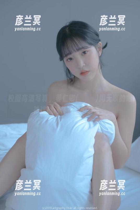 校服高清写真，姜仁卿(강인경)用无辜的眼神挑战这件青涩的装备。