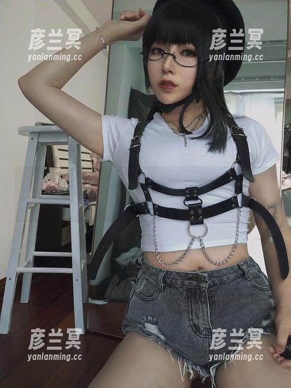 小容仔咕咕咕w 小容仔咕咕咕w的高跟鞋图集:没有圣光,只有尴尬的站姿和各种杂乱的背景。