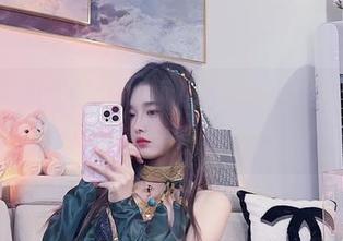 幸好有她的小小奶瓶儿和眼镜，结果变得更容易观看。