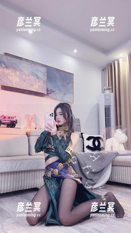 小小奶瓶儿 幸好有她的小小奶瓶儿和眼镜,结果变得更容易观看。