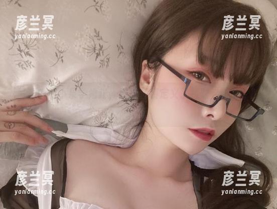 写真中的小泉学姐吖，用这套装定义了我对“福利”的渴望