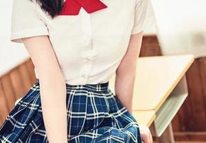年年Nnian与她的白裙写真，谁才是真正的主角？