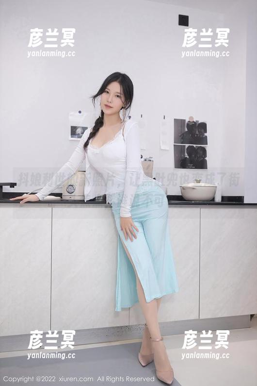 抖娘利世的新照片，让黑肚兜也变成了街头焦点，谁说不可以？