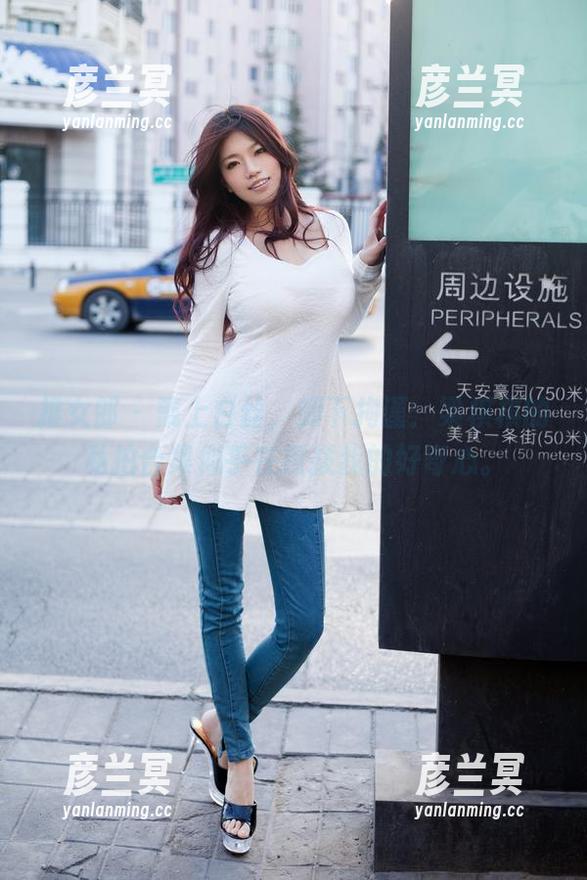 推女郎 – 戴上白丝，卸下拘谨：梁棋棋的私拍合集似乎在撩拨我的好奇心。