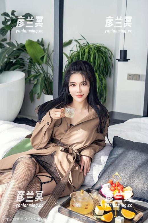 星颜社 - 知性与诱惑：惊艳的Egg_尤妮丝在这些私房职装图片中浑然天成，心绪随之起伏。