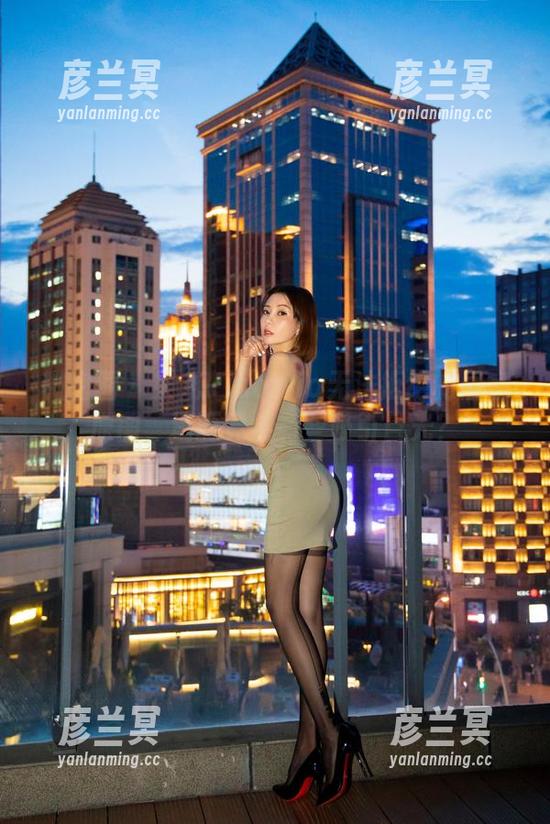 微密圈 - 果儿Victoria无法拒绝的居家原图，墙面竟然有些吸引目光？