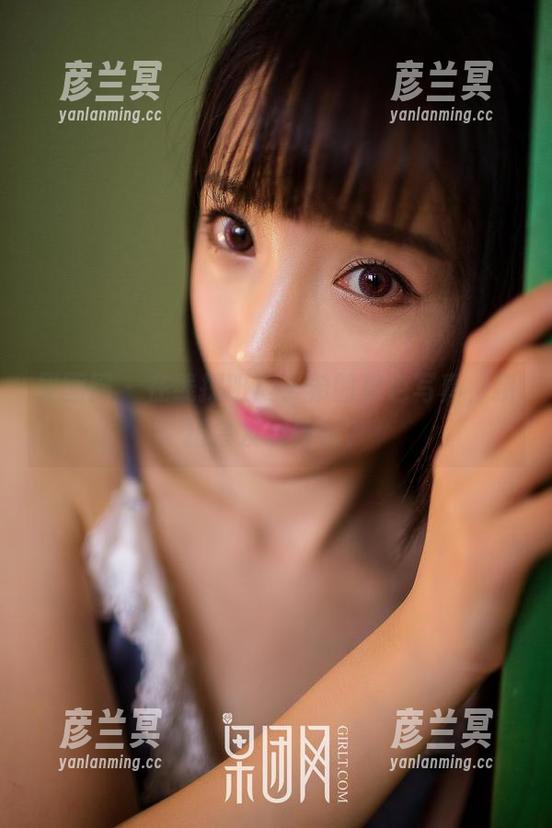 果团网 - 在线探班周于希的粉色写真，猜猜会发现什么？