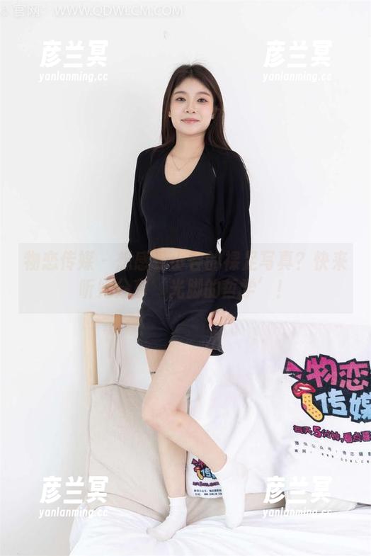 物恋传媒 - 想感受小谷的裸足写真？快来听她分享‘光脚的哲学’！