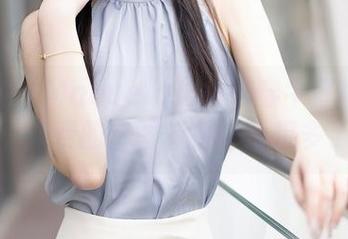 秀人网 – Manuela玛鲁娜穿牛仔裤的姿态，免费的套图似乎让我想多了。