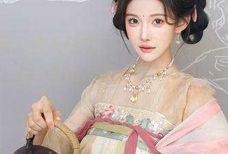 秀人网 – 在大琪琪Emily的高清水手服图包中，我一直在穿越，似真似幻的视觉体验，似乎有点怀旧。