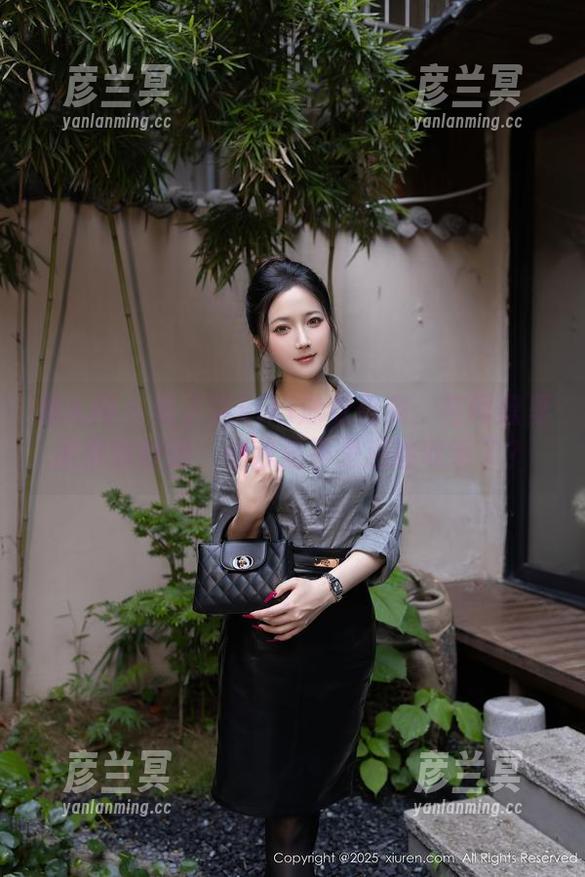 秀人网-星子柒kiki 秀人网 - 星子柒kiki泳衣合集:在网盘里游得真舒服,但我是不是应该收手了?