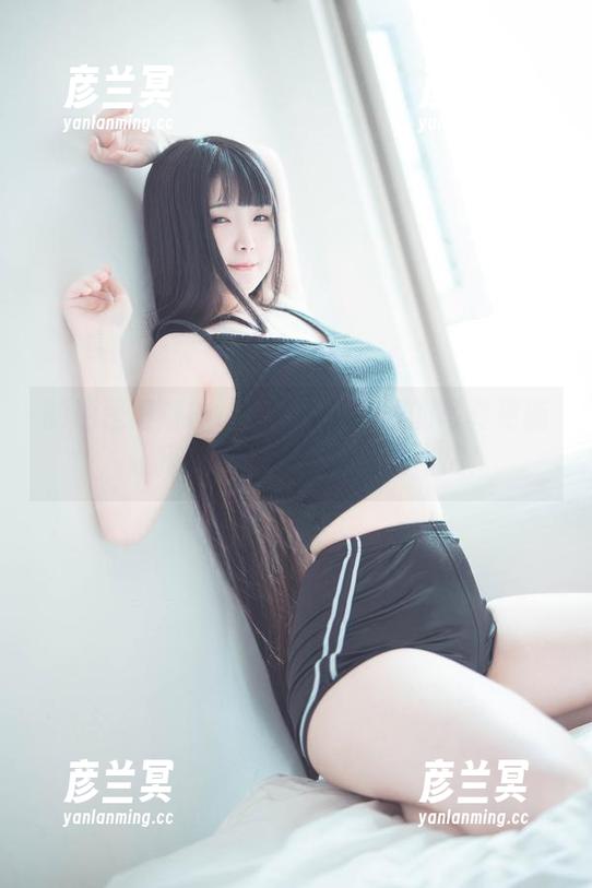 的确是落落Raku！换了礼服的写真更新，让我觉得她在玩换脸大作战！