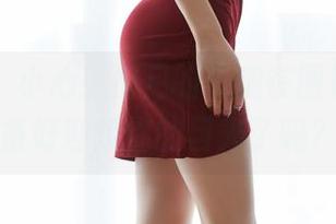 蜜桃社 – 小心！初月的长腿在图包里，准备好迎接你的目光了吗？