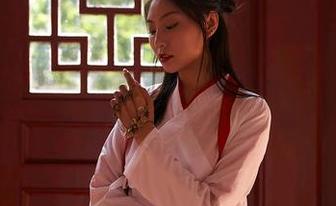 蜜桃社 – 韩贝贝的“课外”写真：教室不只是书本的生香