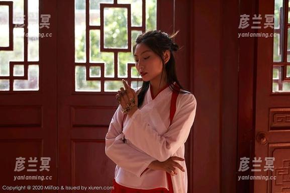 蜜桃社-韩贝贝 蜜桃社 - 韩贝贝的“课外”写真:教室不只是书本的生香