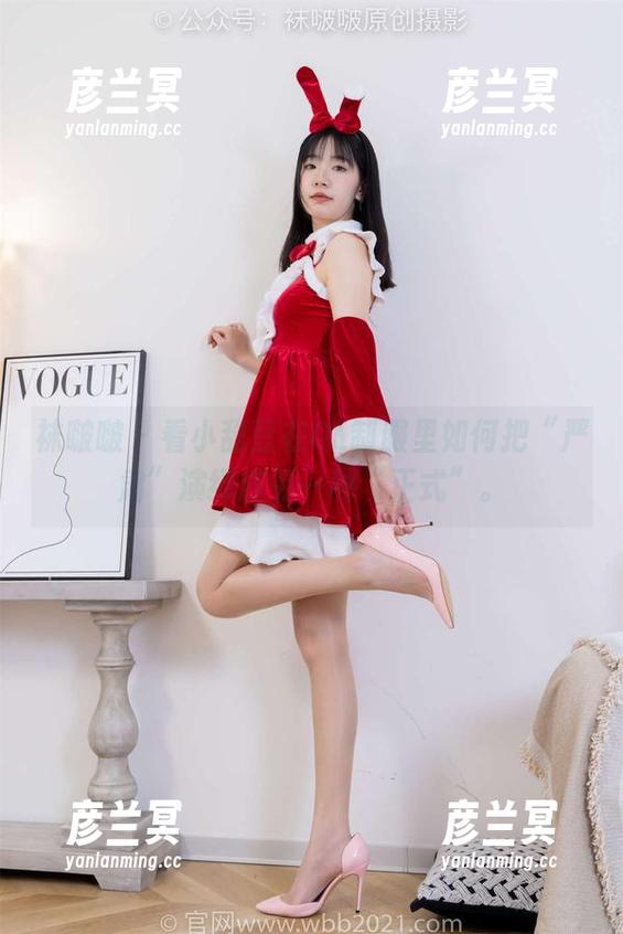 袜啵啵-小甜豆 袜啵啵 - 看小甜豆在OL制服里如何把“严肃”演绎成另一种“正式”。
