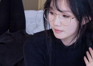 袜啵啵 – 无圣光的果果：就是华伦天奴高跟鞋的平平无奇展现。