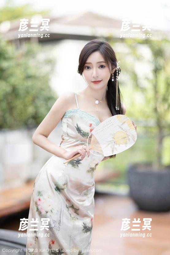 语画界 - 瞧，玥儿玥er穿着她的定制白裙，图片里的每一寸都散发着独特的气息。
