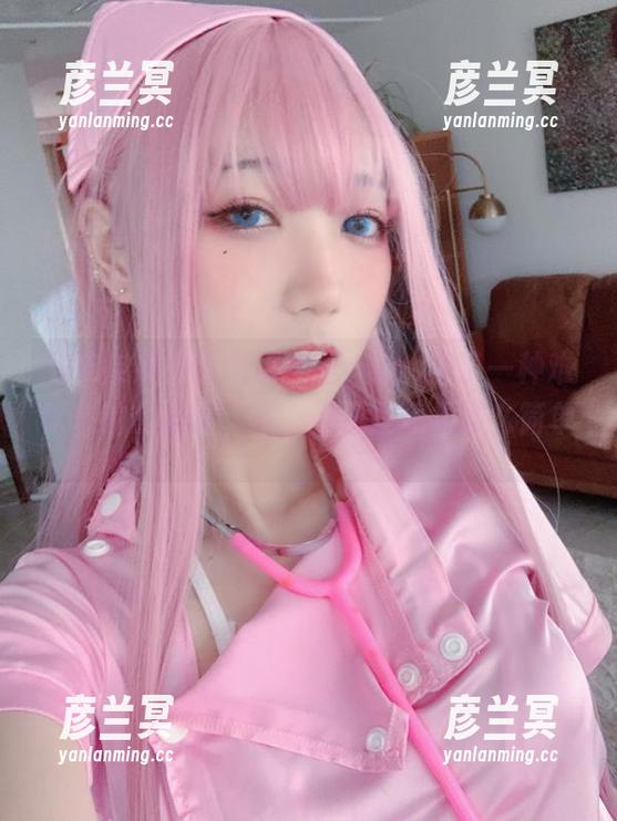 超皮皮皮奶 超皮皮皮奶的短裙美图,cos出了一种难以言喻的氛围,不,不只是短裙那么简单。