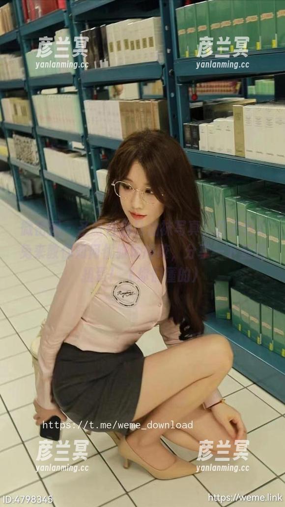 微密圈 - 圣诞白色马油袜写真，轩子巨2兔来教你如何优雅地摔跤，分享一下基础扭蛋！（你们懂的）