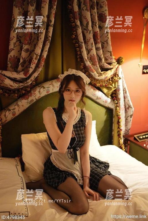 微密圈 - 泳池边的意外，随意一拍都成了写真，轩子巨2兔真有一手！