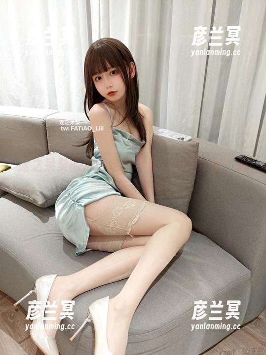 迷之呆梨 迷之呆梨的浴缸定制写真,头冲水里,心思却在天外飞!