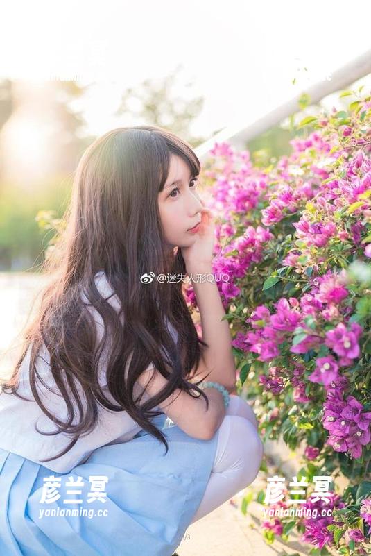 迷失人形QUQ 就这么一张,迷失人形QUQ和她的犬神情万种,原图不下载可惜!