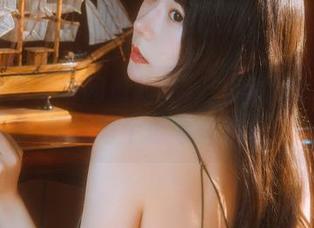 玻璃房少女与网盘的羁绊：香草喵露露怎样让每个像素奔跑？