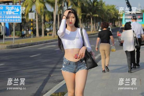 魔镜街拍-婷婷 魔镜街拍 - 万能图库里的OL美女婷婷,灰裙包臀不想错过,来吧,下载一下!
