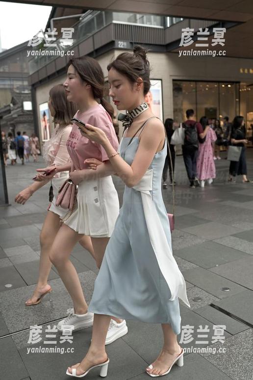 魔镜街拍 - 艾小青在线：超短裙与肉丝的天衣无缝组合，画像冥想中…
