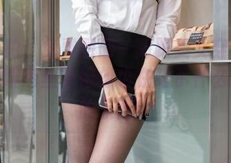 魔镜街拍：免费图册—高跟美女穿行于商场，咖啡色丝袜好像也在暗示什么，更深的东西！