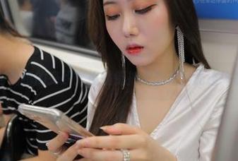 光影与情绪的交织：魔镜街拍中的无圣光连体衣印象