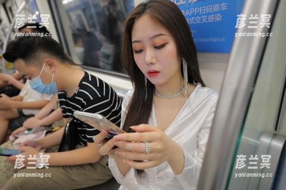 光影与情绪的交织：魔镜街拍中的无圣光连体衣印象