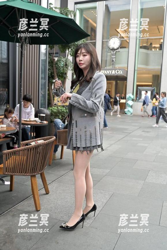 魔镜街拍 更新咯!魔镜街拍的灰蓝瑜伽裤小姐姐,美图看得心花怒放